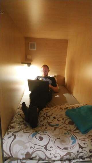 Хостелы Flatcom Hostel Минск Капсула в общем номере для мужчин и женщин-5